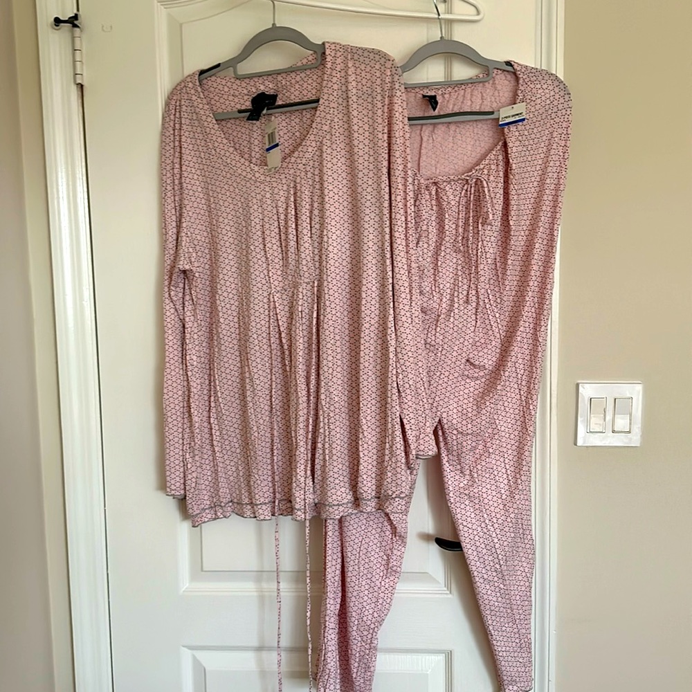 Women 2pc soft pajamas in light pink w/light gray polkadots. Never used w/tags